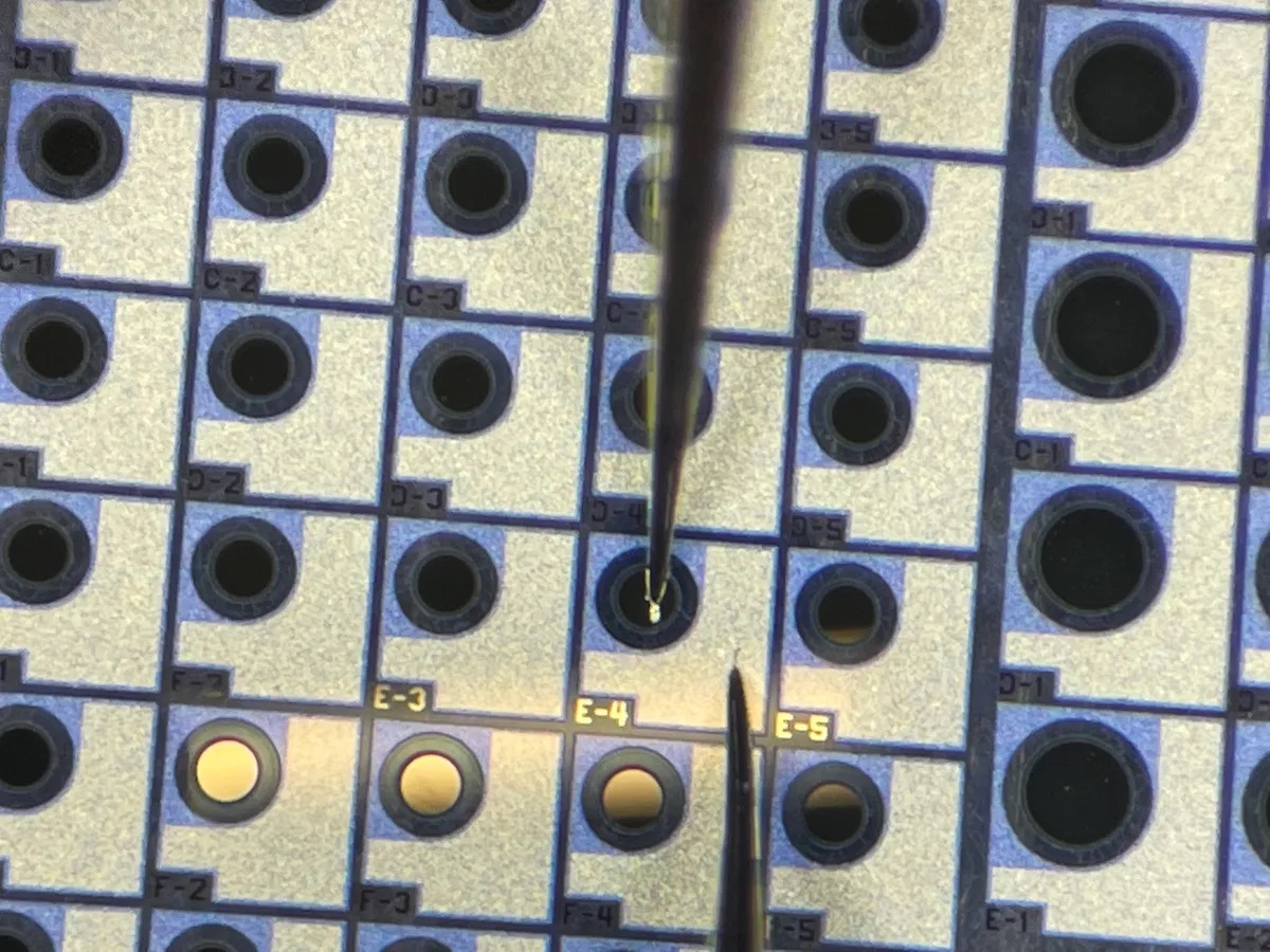 gold-and-blue-squares-with-circles-in-the-top-left-corner-of-each-square.jpg Transistor