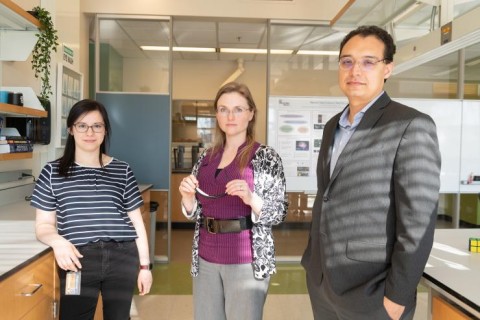 https://neuro.gatech.edu/sites/default/files/Hg_News/Alz.visor_.researchers.jpg