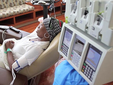 Stock photo illustrating the administering of chemotherapy. Credit: National Cancer Institute