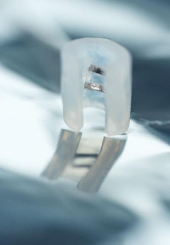 Implantable device to stimulate vagus and modulate stimulation Implantable device to stimulate vagus and modulate stimulation